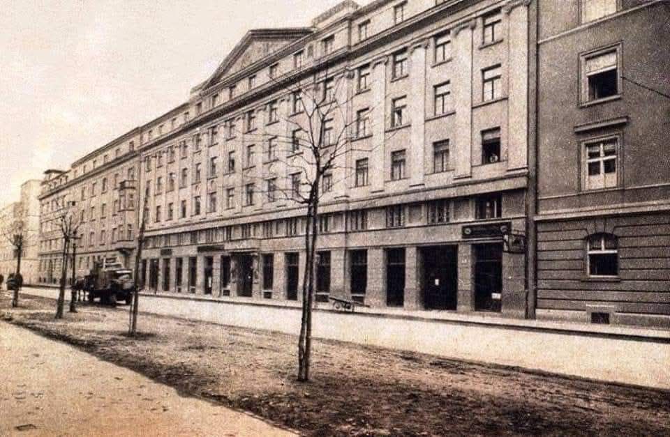 Dom Hrvatskog Radiše u Radišinoj ulici (Adžijina, Kneza Mislava) 1931. godine. Društvo za namještanje naučnika u obrt i trgovinu u Zagrebu započelo je s djelovanjem 1903. godine